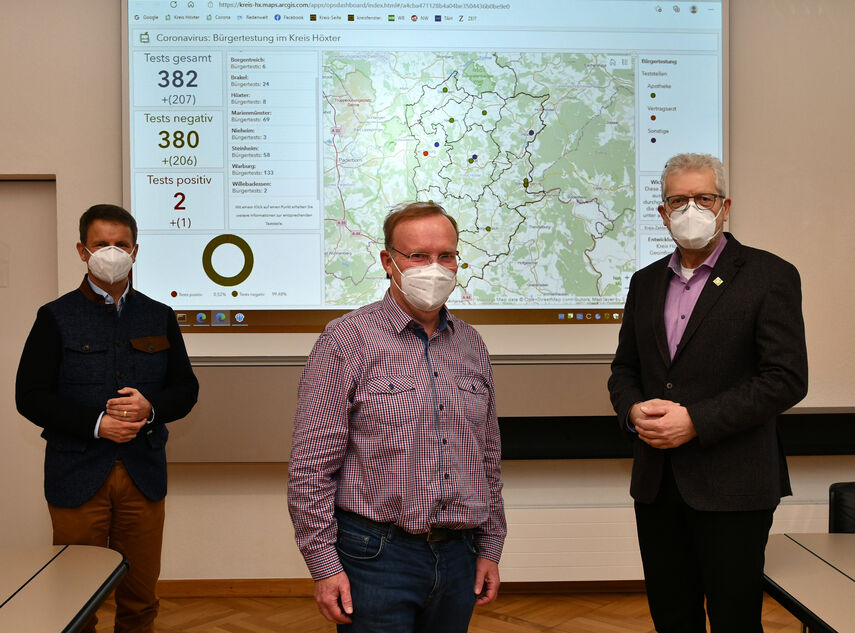 Landrat Michael Stickeln, Johannes Leßmann und Gerhard Handermann zeigen die interaktive Übersichtskarte, auf der alle Schnelltest-Angebote im Kreis Höxter verzeichnet sind.